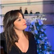 laureata in Chimica e tecnologia farmaceutiche impartisce lezioni di chimica e biologia